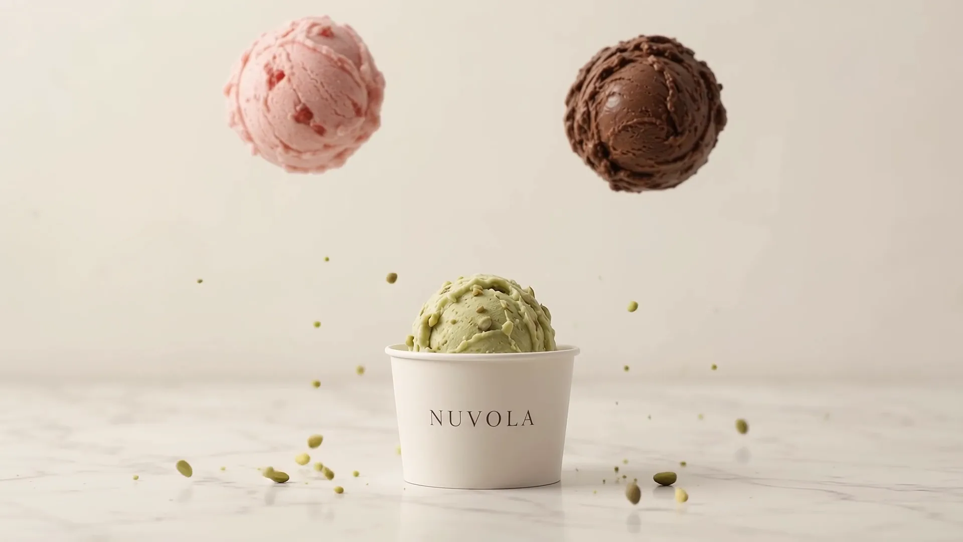 Gelato de pistache entrando no copo NUVOLA
