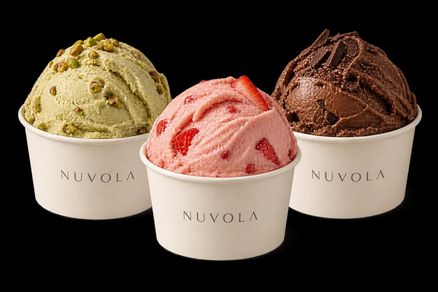 Três copos NUVOLA com gelatos de pistache, morango e chocolate