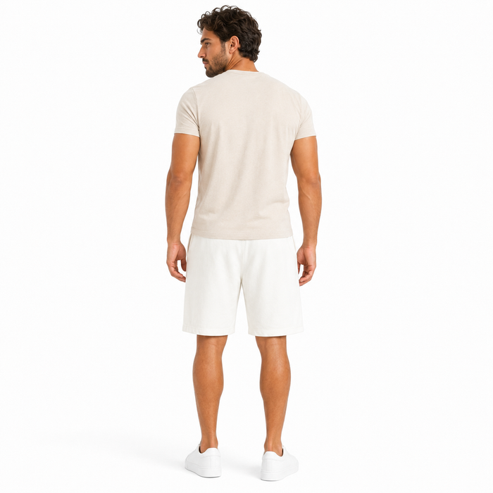 Bermuda NARO branca em modelo masculino - vista traseira