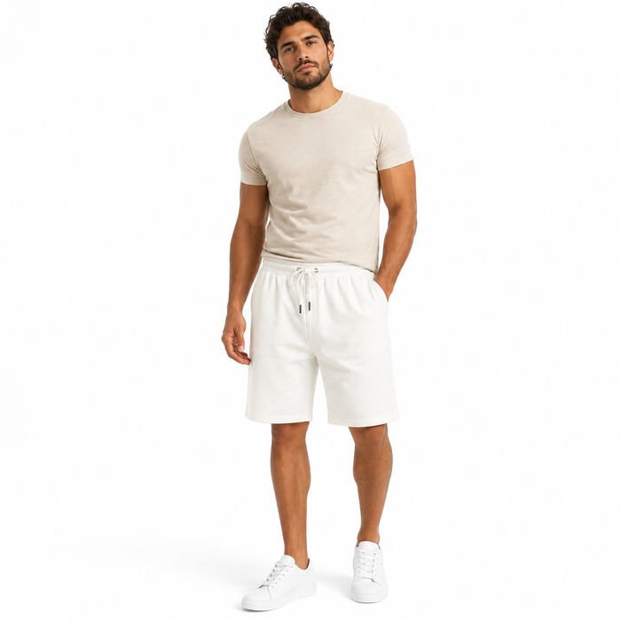Bermuda NARO branca em modelo masculino - vista frontal