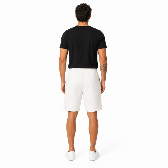 Modelo usando bermuda masculina branca NARO vista traseira
