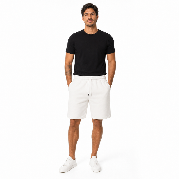 Modelo usando bermuda masculina branca NARO vista frontal