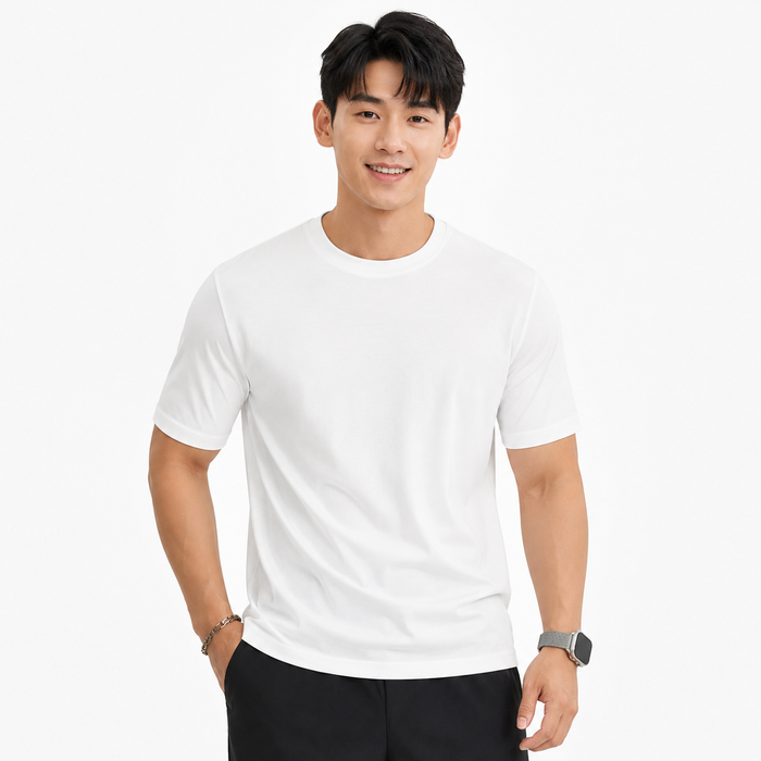 Camiseta masculina branca NARO em modelo de frente