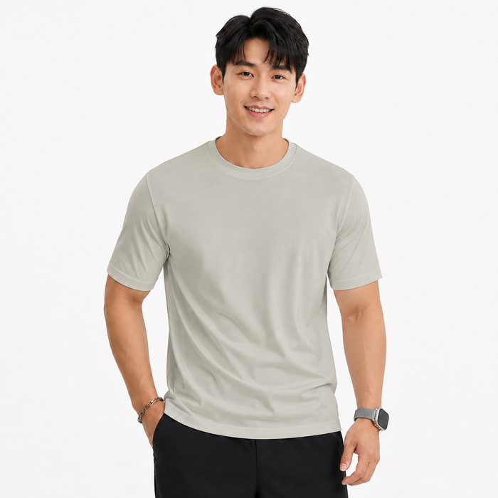 Camiseta masculina cáqui acinzentado NARO em modelo de frente