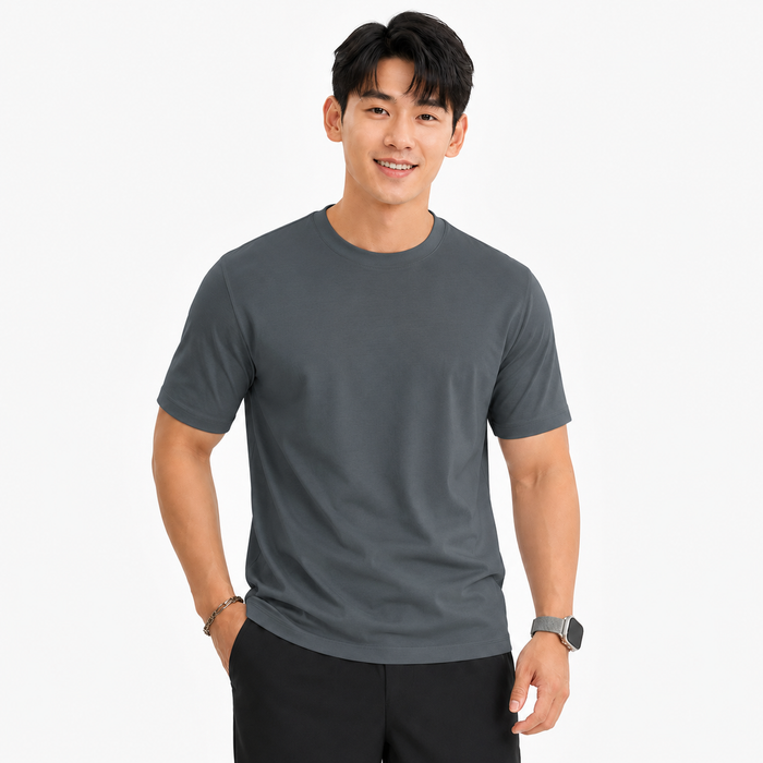 Camiseta masculina cinza-escuro NARO em modelo de frente