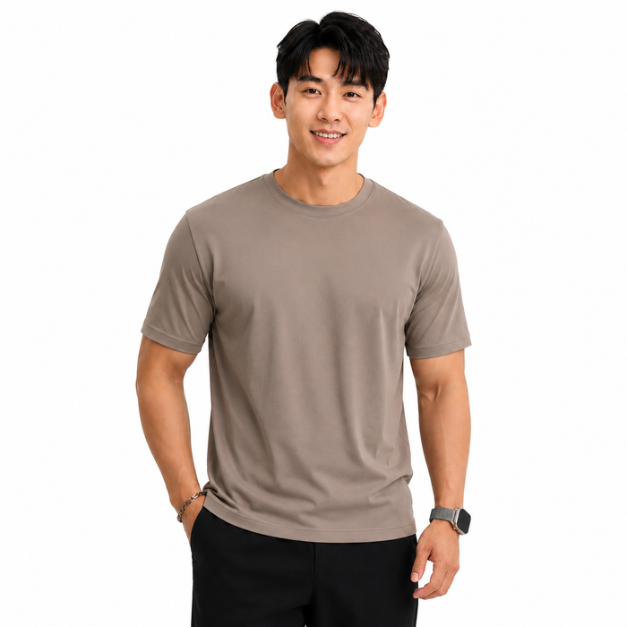 Camiseta masculina marrom café NARO em modelo de frente