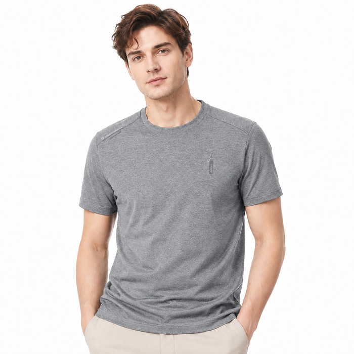 Camiseta masculina NARO cinza vista frontal em modelo europeu