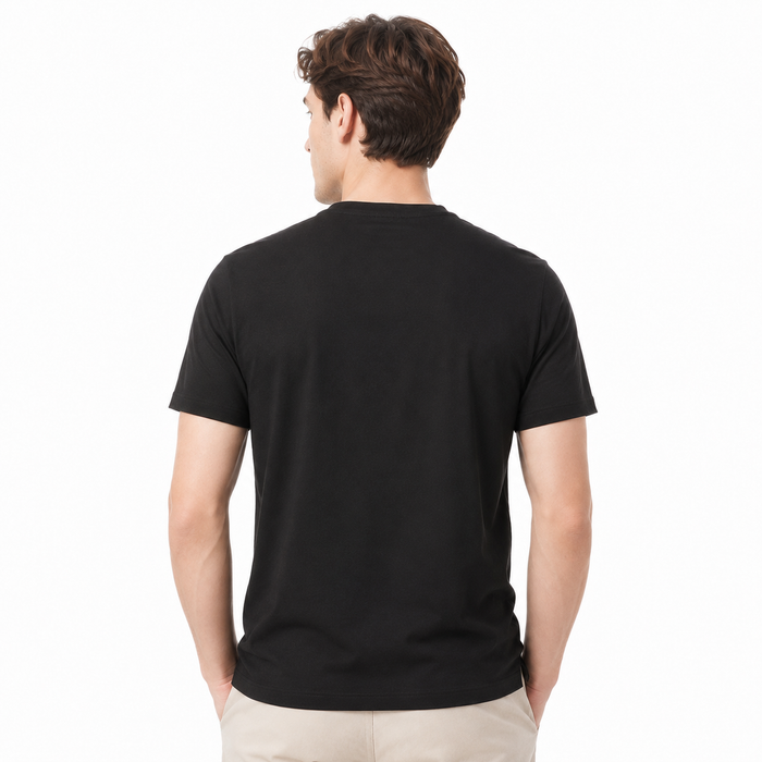 Camiseta masculina NARO preta vista traseira em modelo europeu