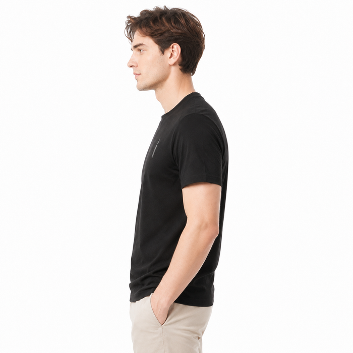 Camiseta masculina NARO preta vista lateral em modelo europeu