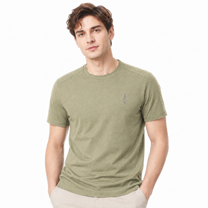 Camiseta masculina NARO verde vista frontal em modelo europeu
