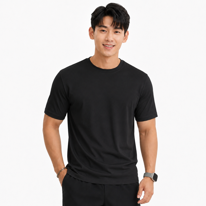 Camiseta masculina preta NARO em modelo de frente