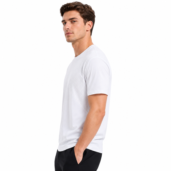 Camiseta masculina NARO branca vista lateral em modelo europeu