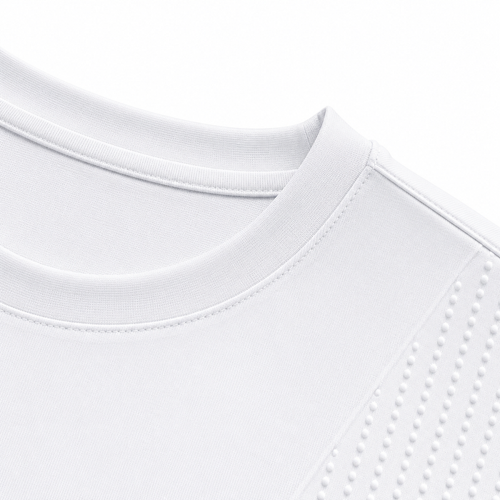 Detalhe da gola e do painel texturizado da camiseta NARO