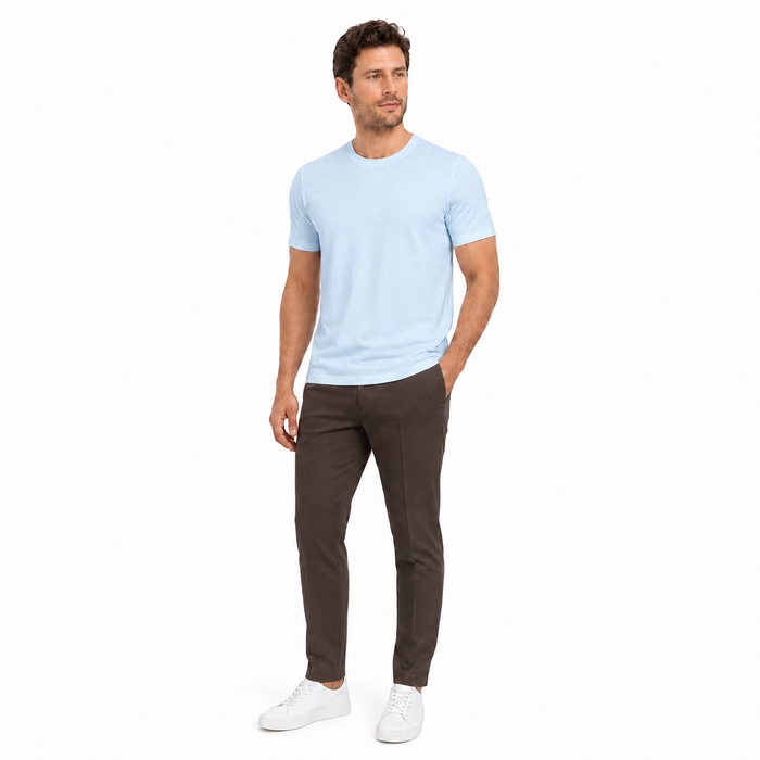 Camiseta masculina NARO Lyocell e Acetato azul claro em modelo