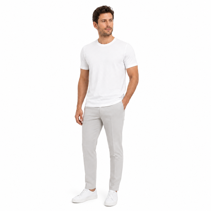 Camiseta masculina NARO Lyocell e Acetato branca em modelo