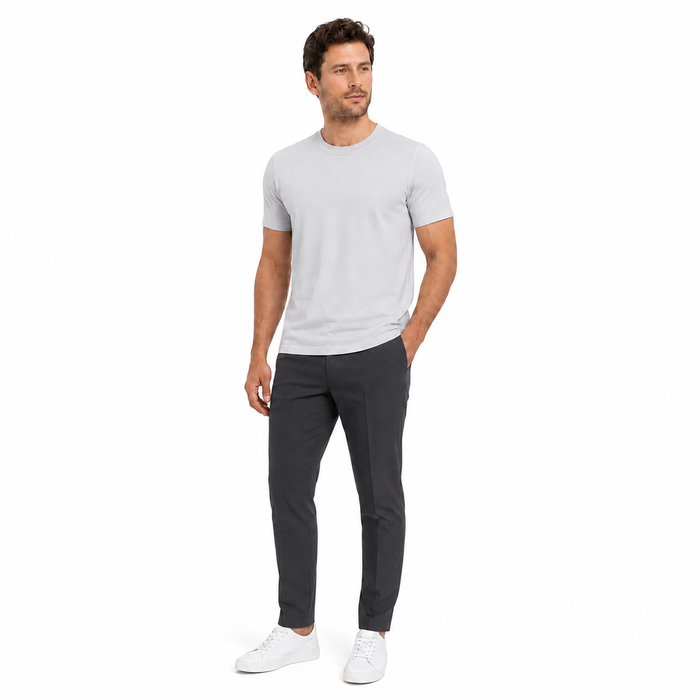 Camiseta masculina NARO Lyocell e Acetato cinza claro em modelo