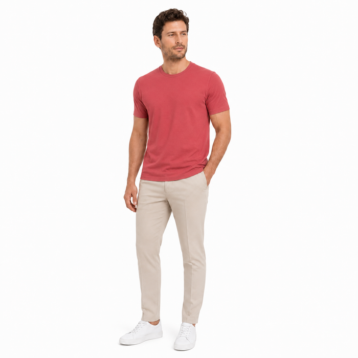 Camiseta masculina NARO Lyocell e Acetato vermelho escuro em modelo