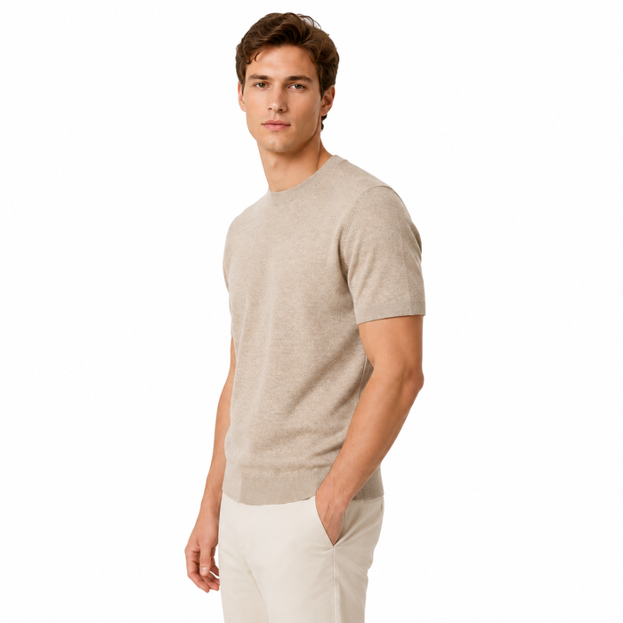 Camiseta masculina NARO em tricô de lã bege vista lateral
