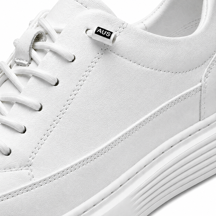 Detalhes do couro, costuras e solado do sapatênis masculino branco