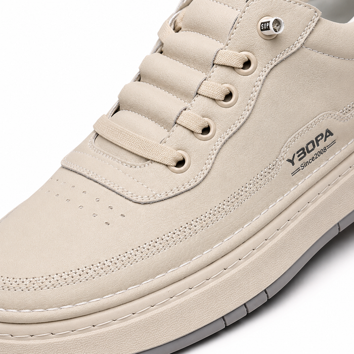 Detalhes das tiras elásticas e costuras do tênis casual masculino bege