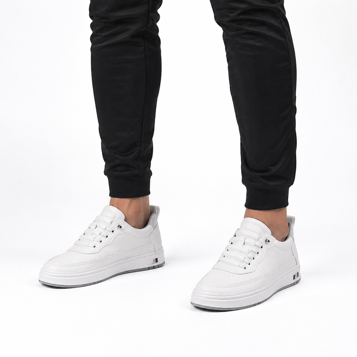 Tênis casual masculino branco sendo usado — vista frontal
