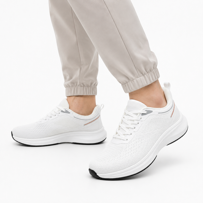 Tênis branco masculino usado no pé