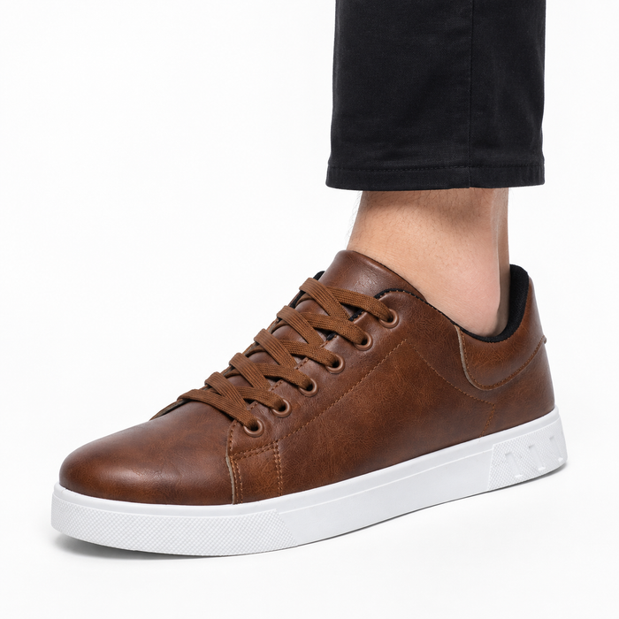 Tênis casual masculino marrom sendo usado no pé