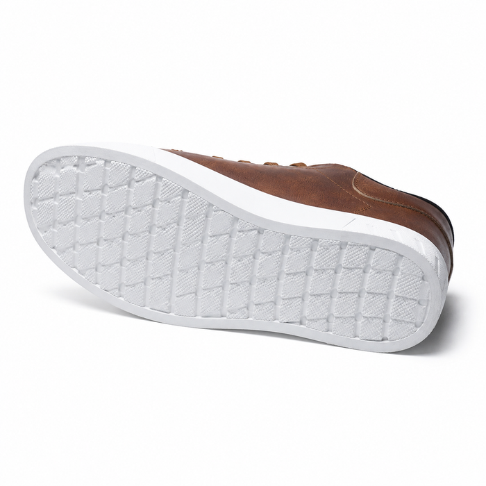 Detalhe do solado branco do tênis casual masculino