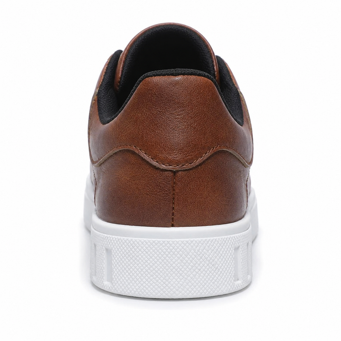 Vista traseira do tênis casual masculino marrom