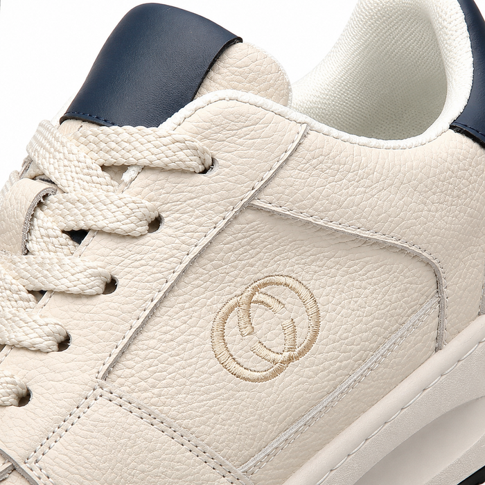 Detalhe do couro, bordado e acabamento do tênis masculino off-white