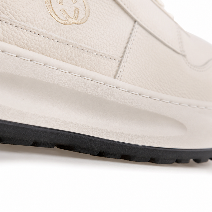 Detalhe do solado espesso do tênis masculino em couro off-white