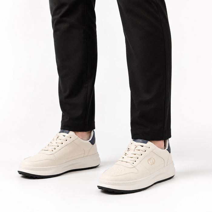 Tênis masculino em couro off-white sendo usado — vista frontal