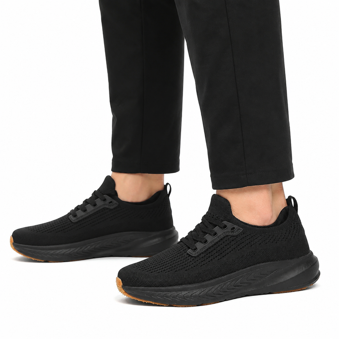 Vista lateral do tênis masculino preto sendo usado
