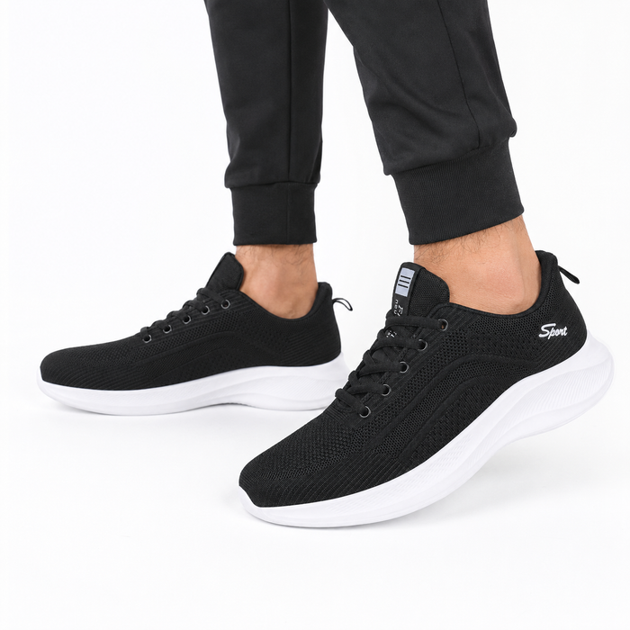 Homem usando tênis masculino preto e branco