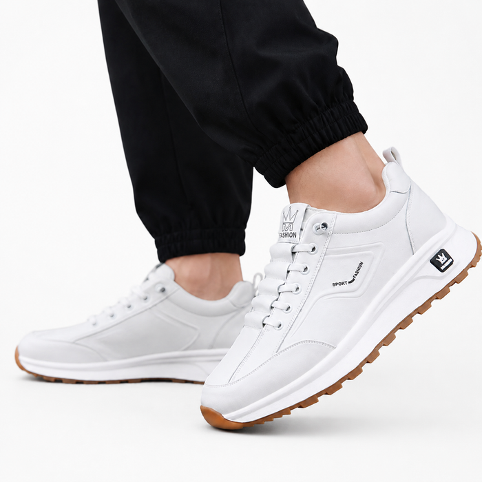 Homem usando tênis masculino branco em fundo branco