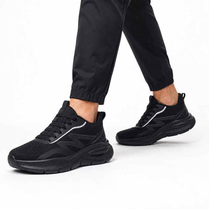 Homem usando tênis masculino preto