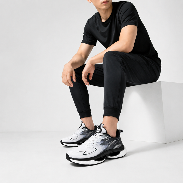 Homem usando tênis masculino esportivo preto e branco